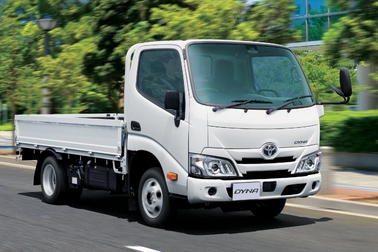 写真はシングルキャブ・2WD・フルジャストロー・木製デッキ・1.6トン積・2.8Lディーゼル車