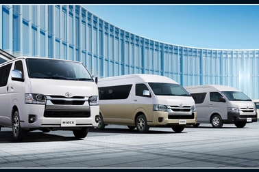 （左）：VAN・2WD・2800ディーゼル・標準ボディ・スーパーGL